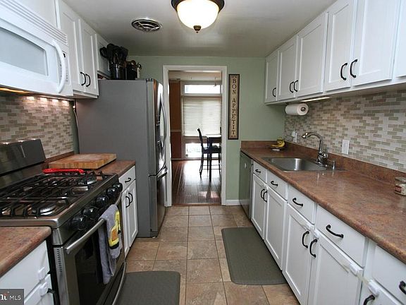 3rd image of 9534 Blake Ln