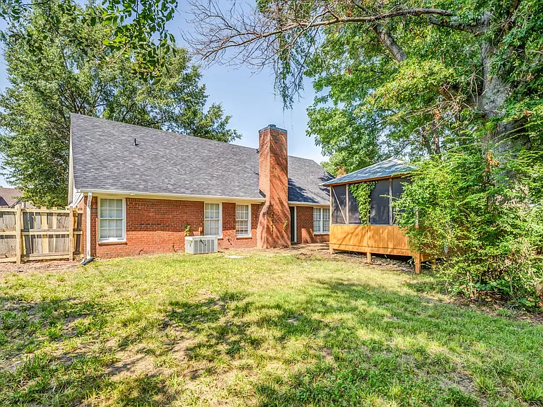 8483 Timber Creek Dr — Photo 2