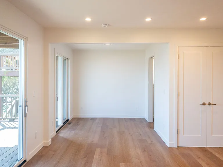 Stunning, Fully Remodeled Jr. 1bd/1ba! Remodeled! Private Deck! Parking! Laundry! Progressive! — Photo 9