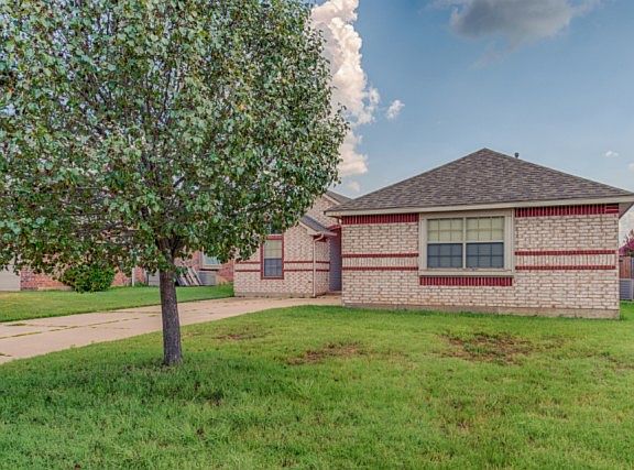 3rd image of 608 E Katelyn Ln