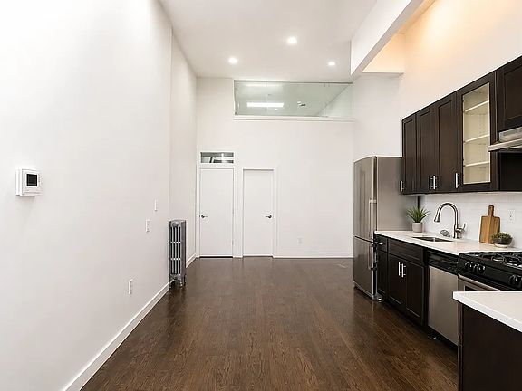 3rd image of 886 Franklin Ave #5L