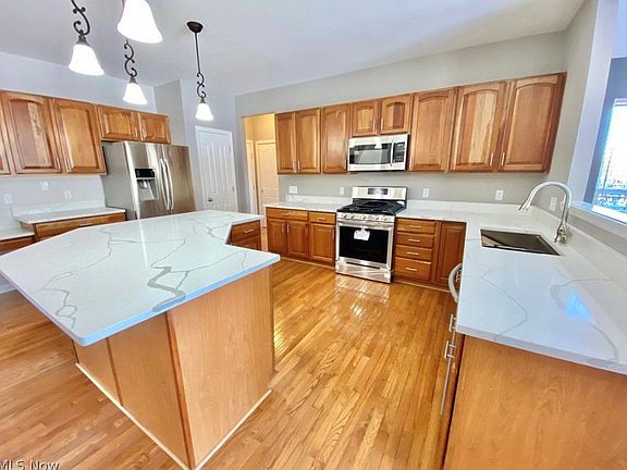 5th image of 377 Norwich Dr