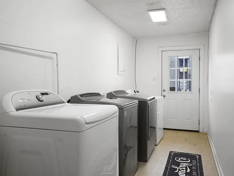 1220 E Victory Dr #1 — Photo 31