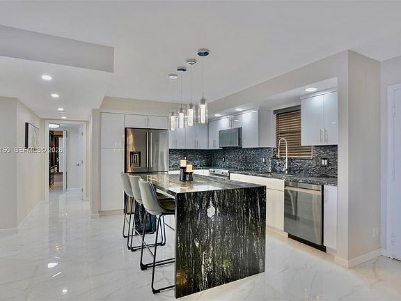 5th image of 605 Ives Dairy Rd APT 305-7