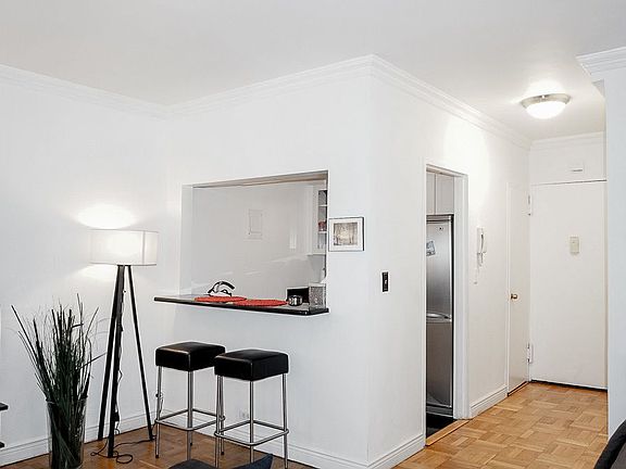 5th image of 77 W 55th St APT 18A