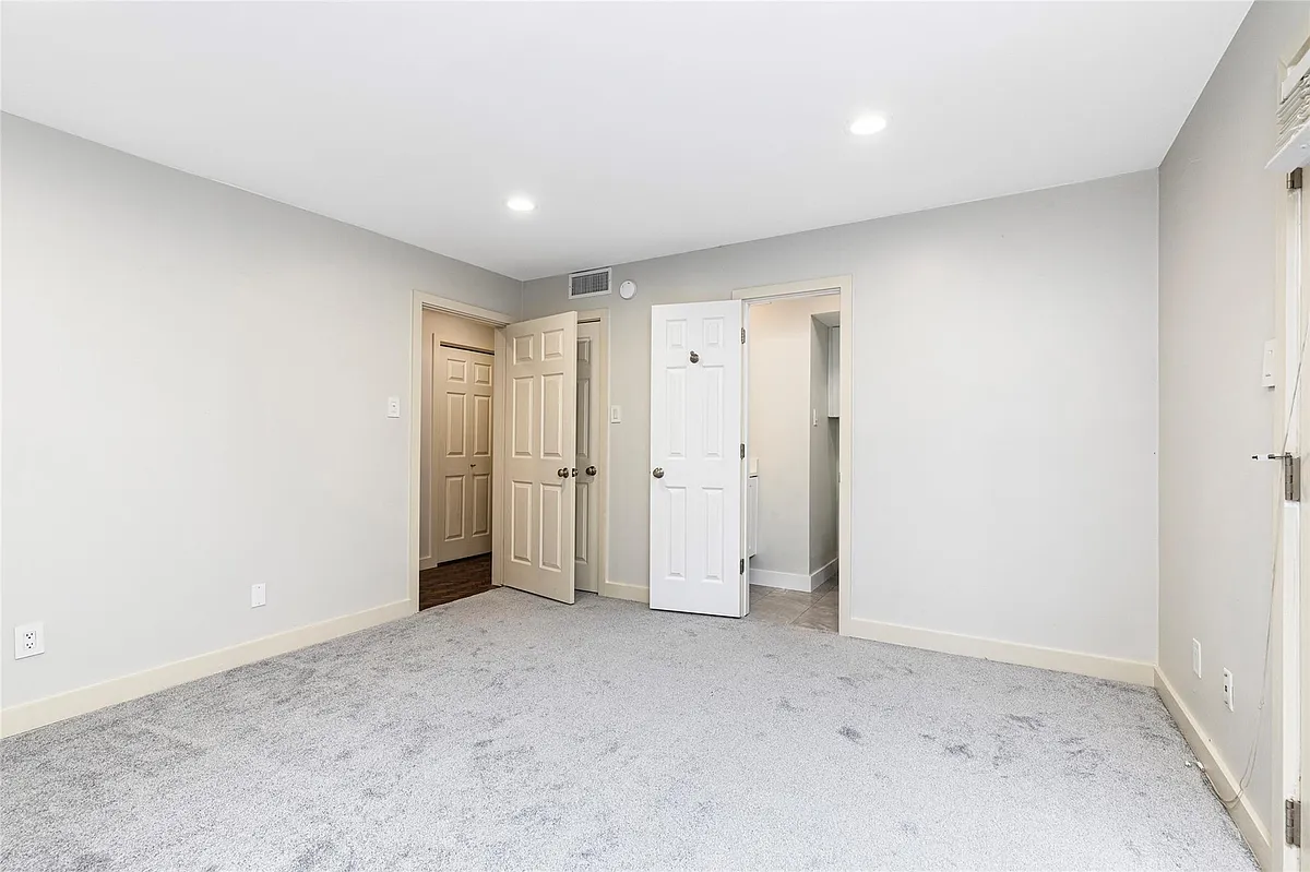 Building Photo - 4411 Gilbert Ave #1