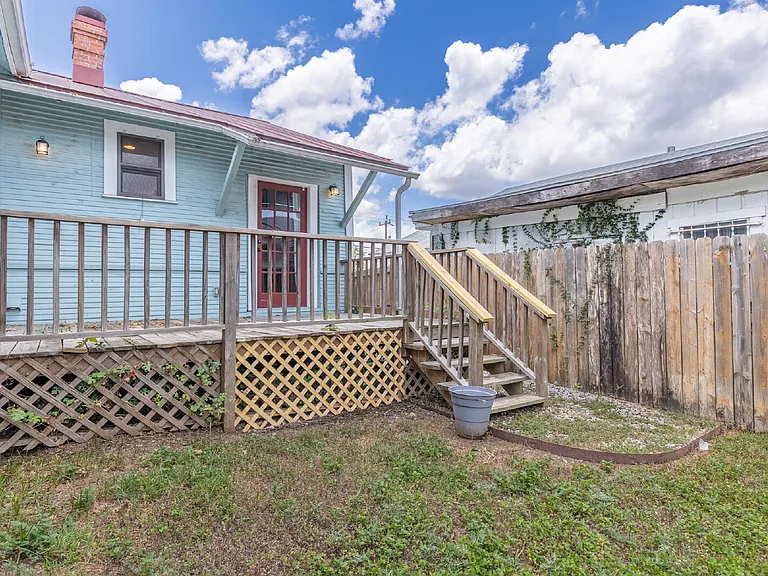 1121 E Crockett St — Photo 29