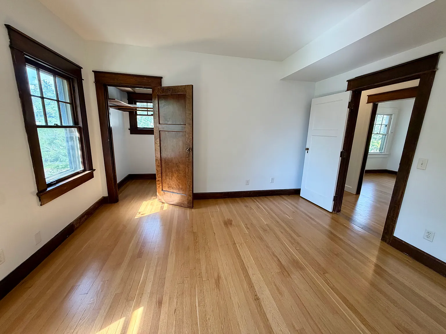 5 bed, 2500 sqft, $3,000 — Photo 2