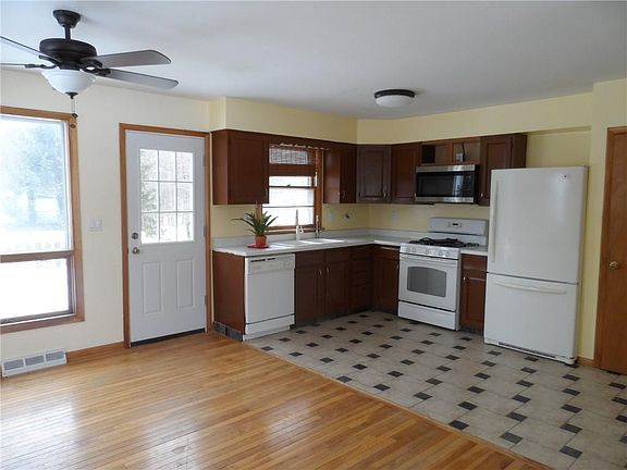 4th image of 16963 Patricia Dr