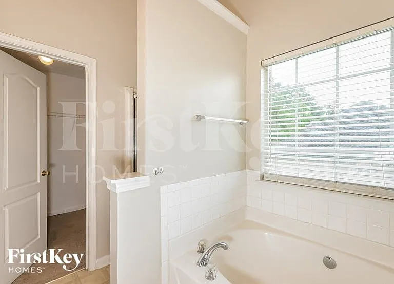 4447 Chester Ln — Photo 10