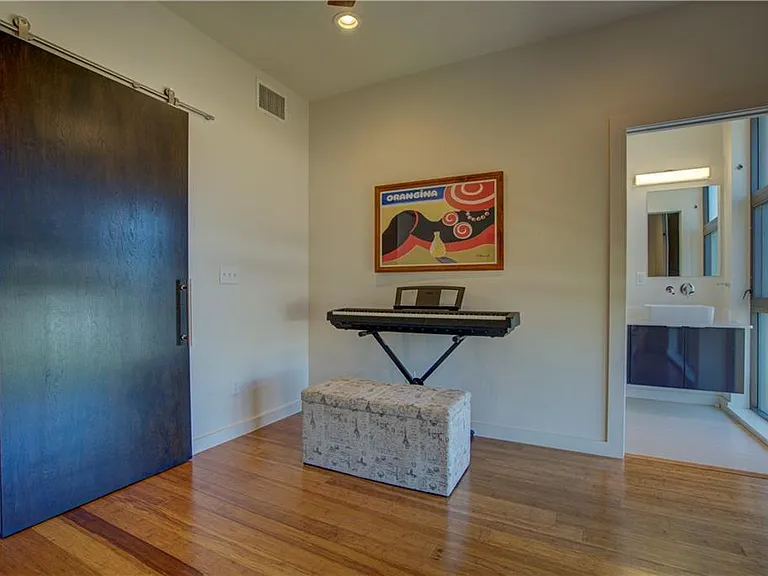 807 NW 9th St — Photo 15