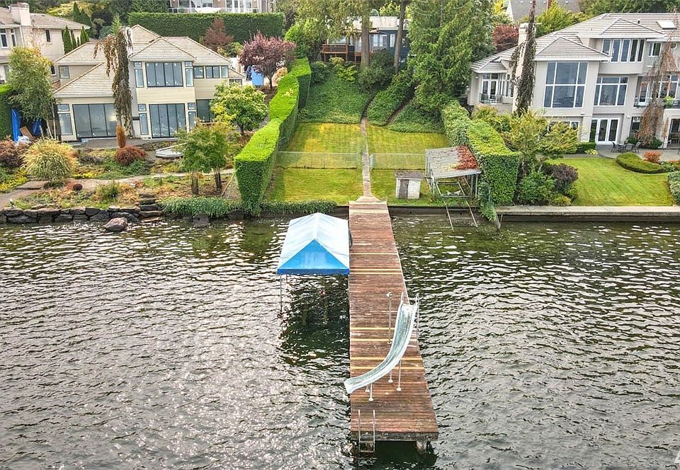 Private and peaceful waterfront retreat on the north end of Mercer Island. 51' of no bank waterfront property.