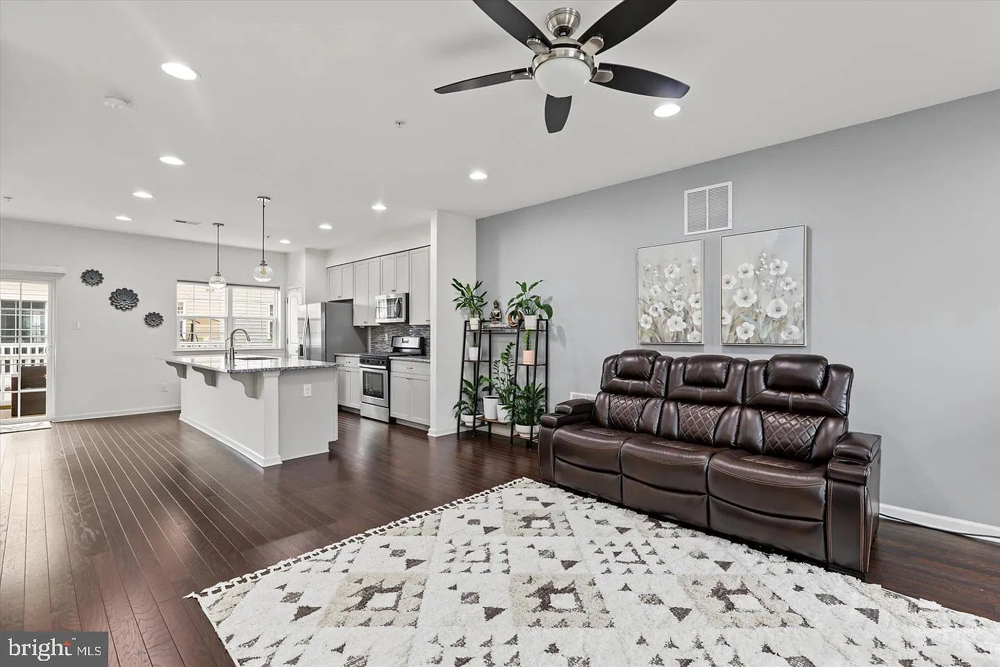 3 bed, 2.5 bath, 1986 sqft, $3,100 — Photo 4