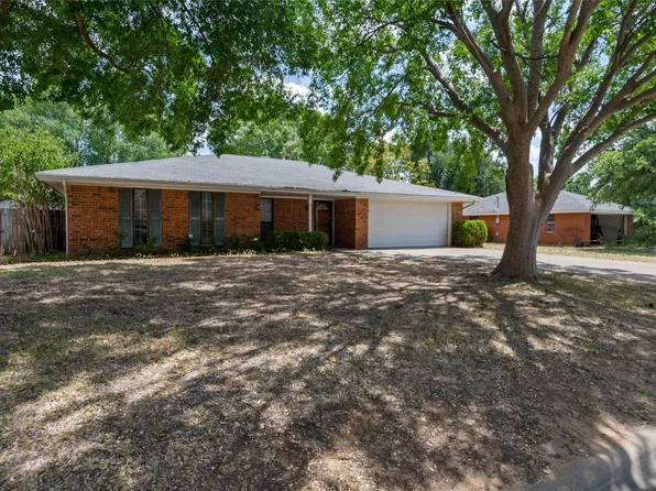 1509 Raborn St, Bowie, TX 76230