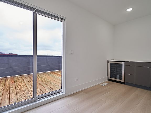 4th image of 2329 W Fullerton Ave #2W