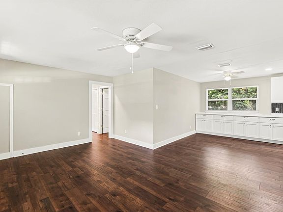 5th image of 2912 Oakwood Dr