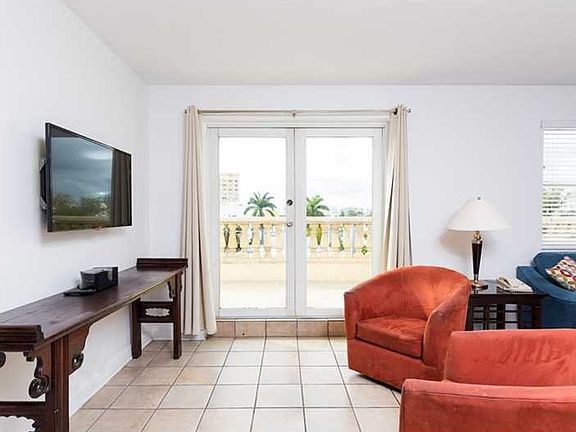 4th image of 834 Ocean Dr #408