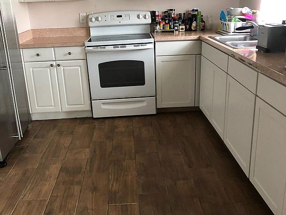 2nd image of 606 Royalty Ct