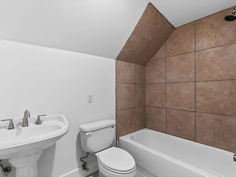 321 Orleans St SE — Photo 13