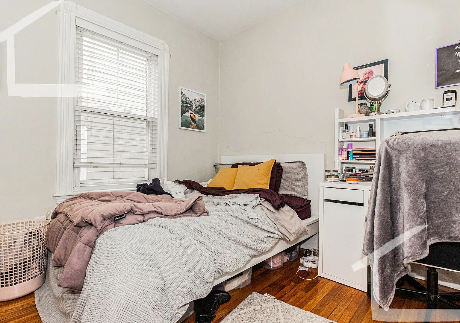 Nicely renovated 4 bed duplex with parking included. — Photo 3