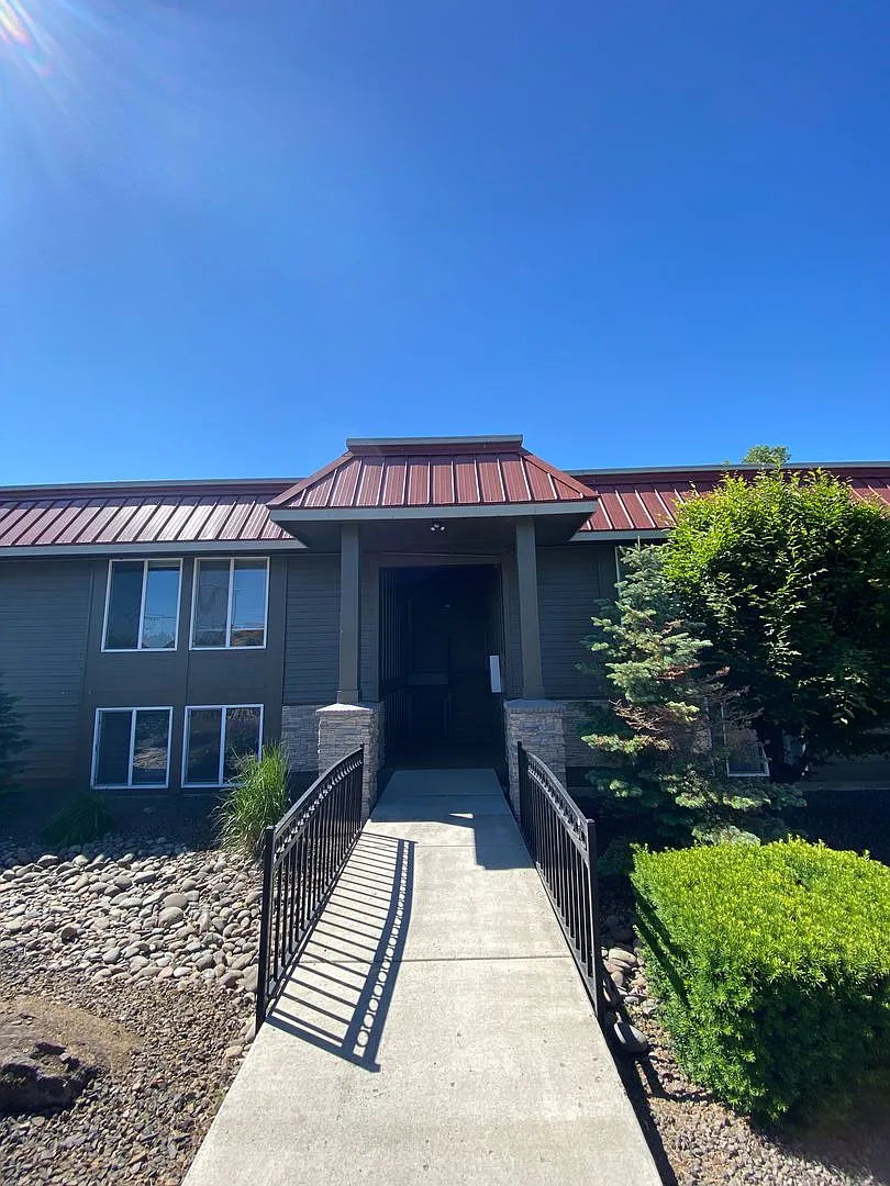 905 S 44th Ave — Photo 1