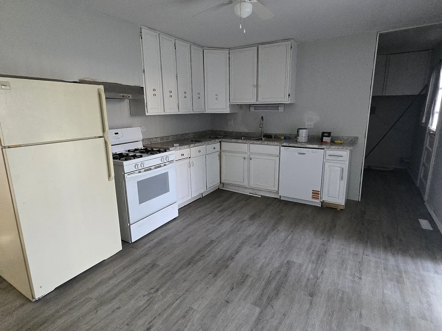 4 bed, 918 sqft, $1,600 — Photo 2
