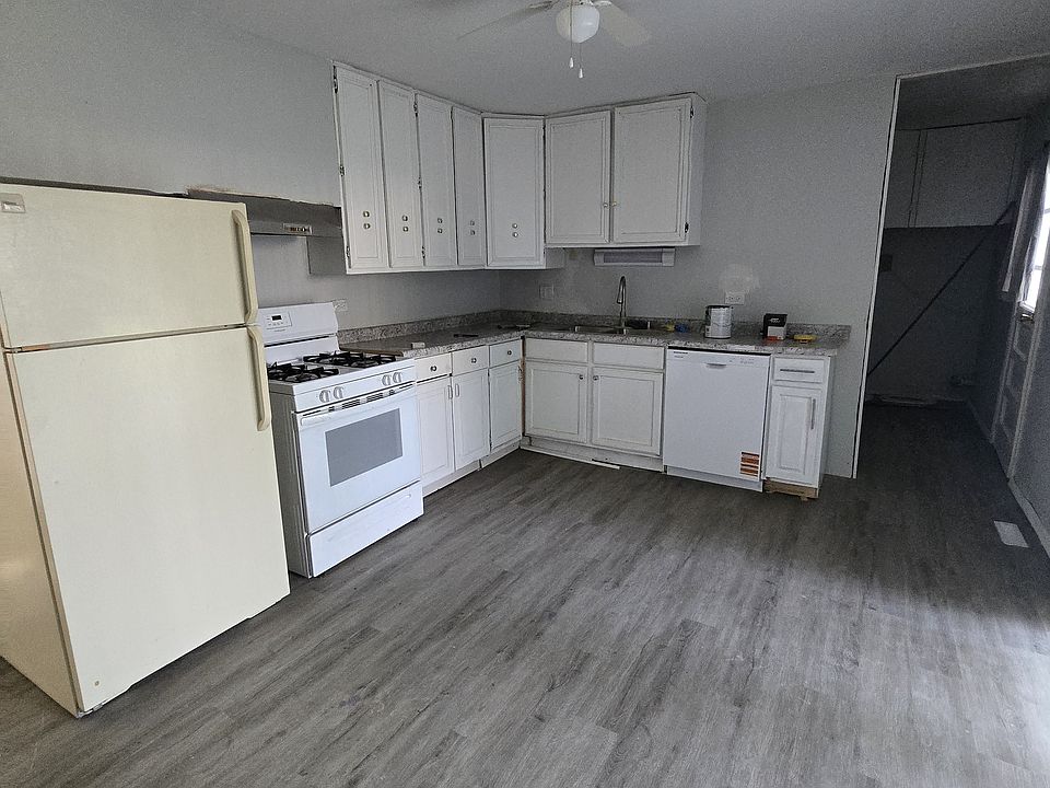 1st image of 22221 Willow Tree Ave