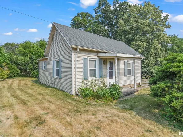 620 N 7th St, Riverton, IL 62561