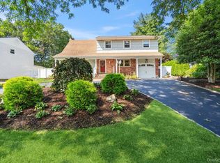22 Robin Ln, Kings Park, NY 11754