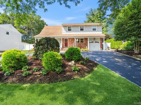 22 Robin Lane, Kings Park, NY 11754
