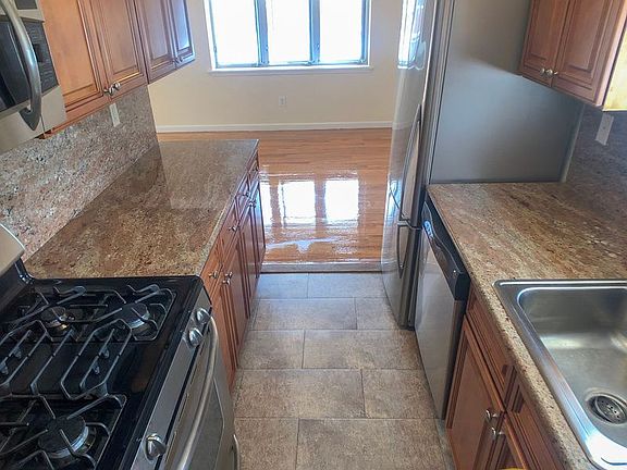 4th image of 2843 37th St APT 5R