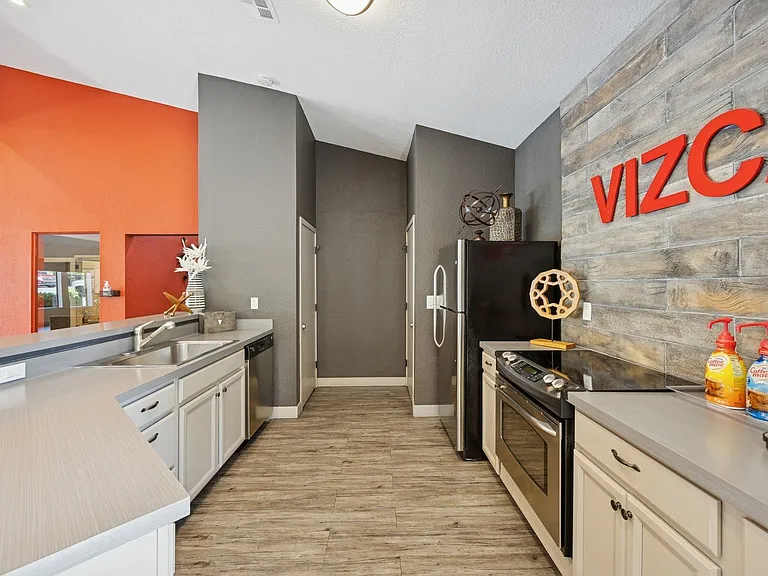 Vizcaya Hilltop Apartments — Photo 23