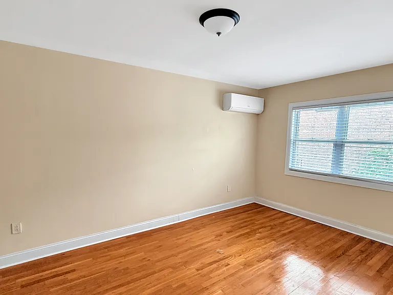 MASTER BEDROOM (UN-STAGED)