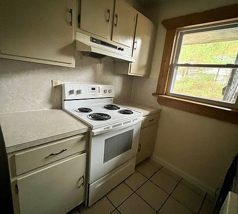 2nd image of 401 Fairfax St APT 3