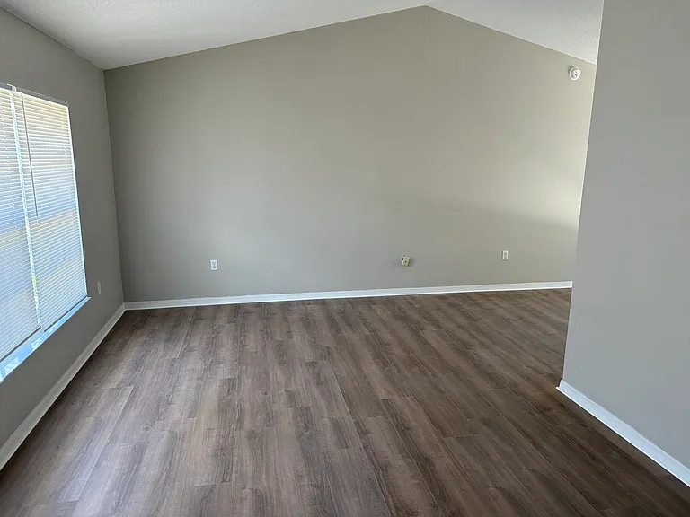 209 Devon Dr — Photo 3