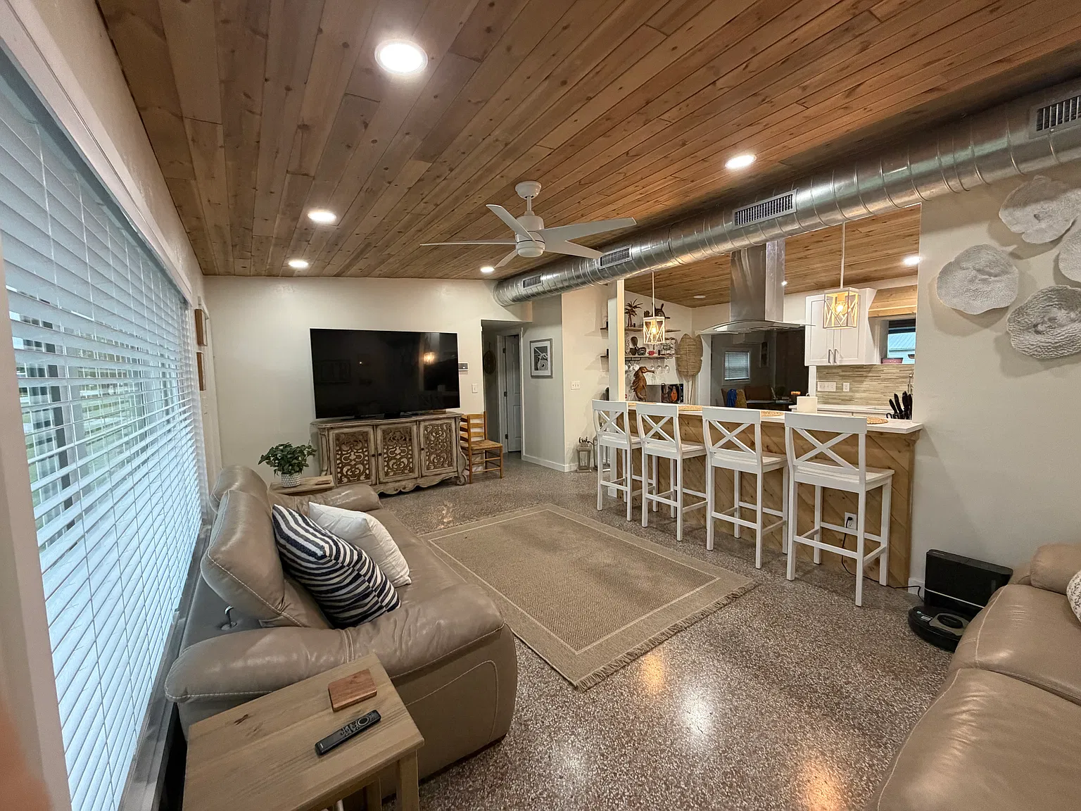 2 bed, 1.5 bath, 1200 sqft, $4,300 — Photo 2