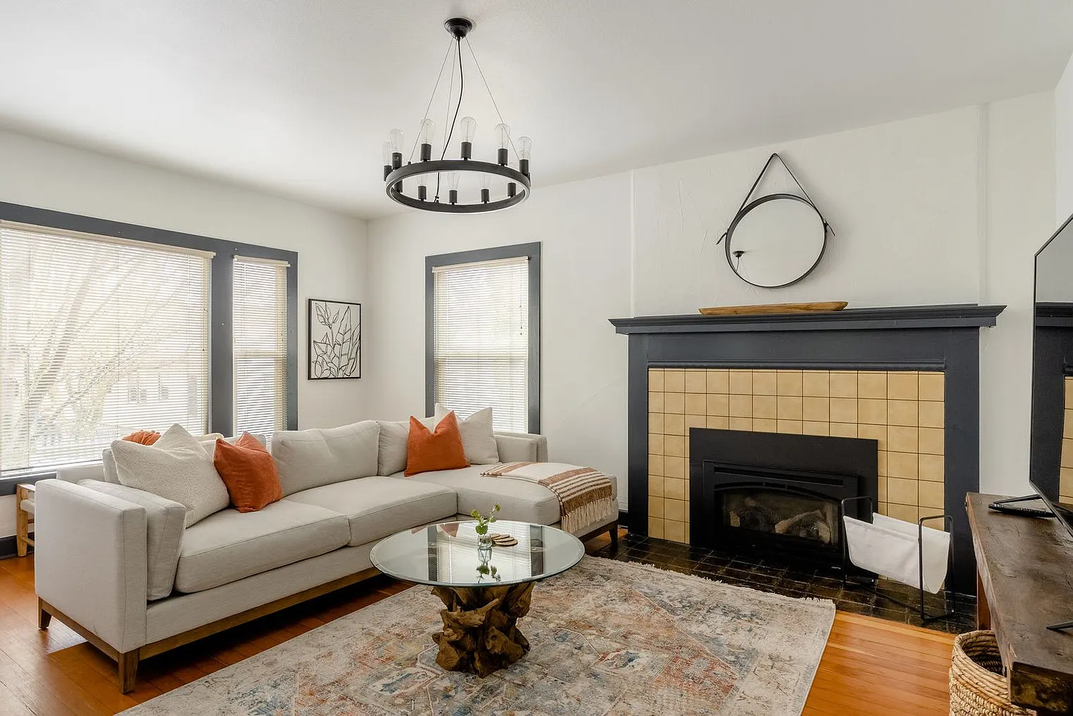 1 bed, 1.0 bath, 645 sqft, $2,696 — Photo 2
