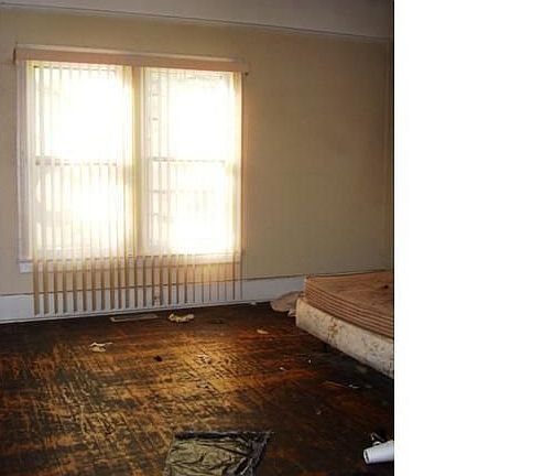 5th image of 905 N Hyde Park Ave