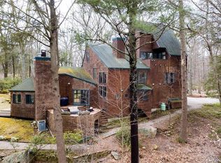 606 Dunk Rock Rd, Guilford, CT 06437