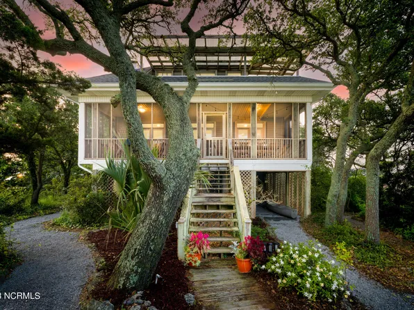 933 Broadway Street, Surf City, NC 28445