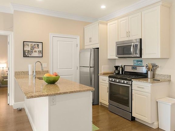 5th image of 20 Englewood Ave APT 204A