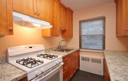 4th image of 2 Lawrence Dr APT B