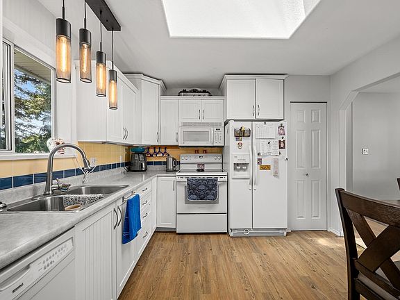 3rd image of 4657 Valecourt Cres #B
