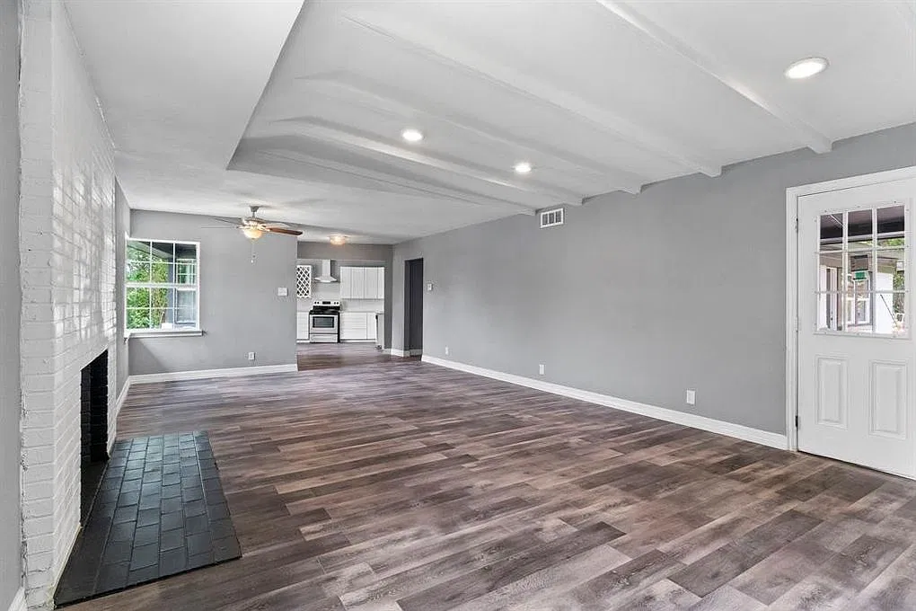 3 bed, 2.5 bath, 2400 sqft, $2,100 — Photo 3