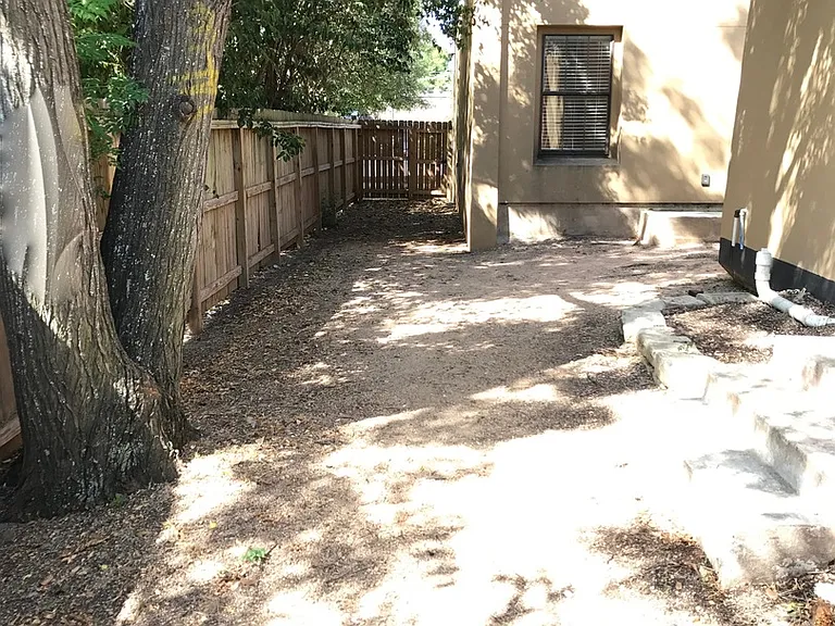 525 W Hutchison St #A — Photo 14