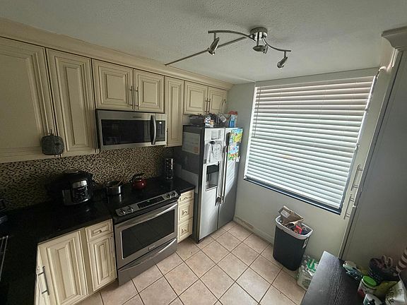 5th image of 1711 Whitehall Drive #201