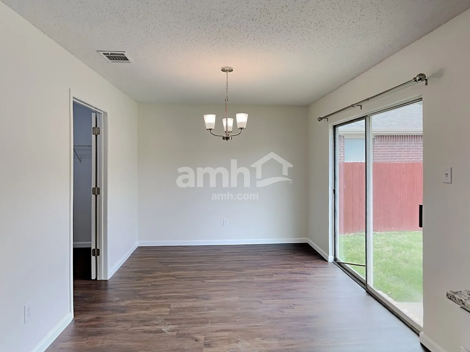 4 bed, 2.5 bath, 2218 sqft, $2,560 — Photo 4