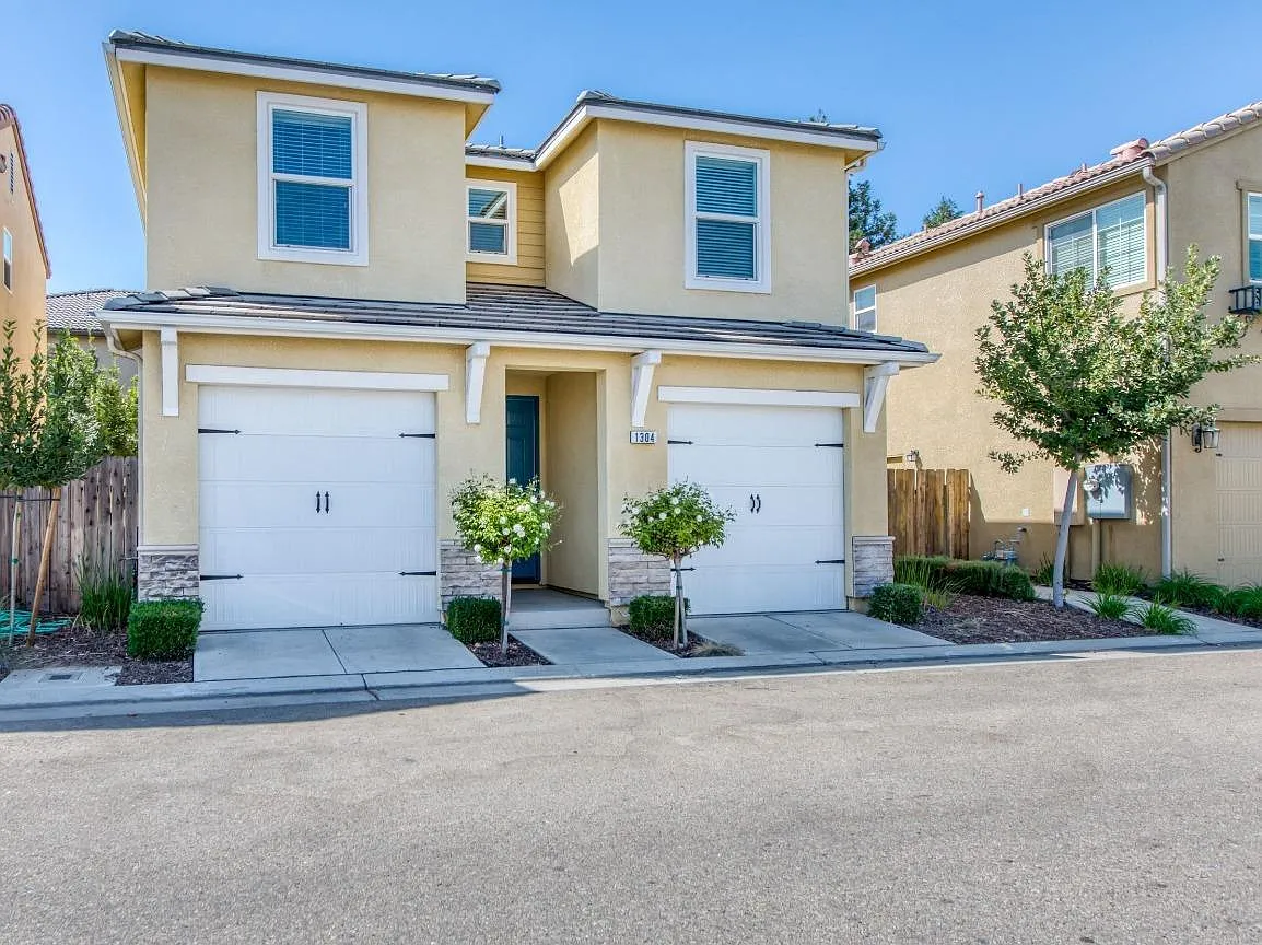 3 bed, 2.5 bath, 1413 sqft, $2,350 — Photo 1