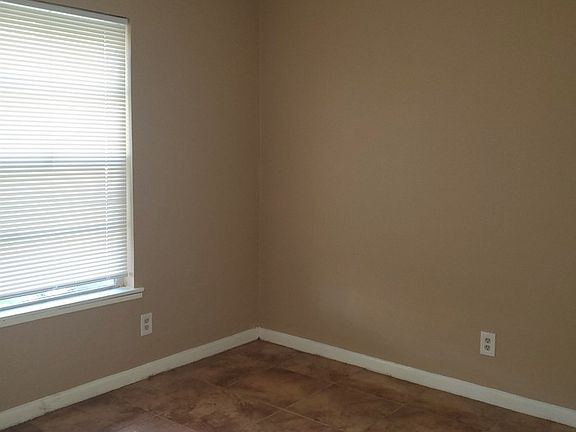 5th image of 814 E Ebony Dr
