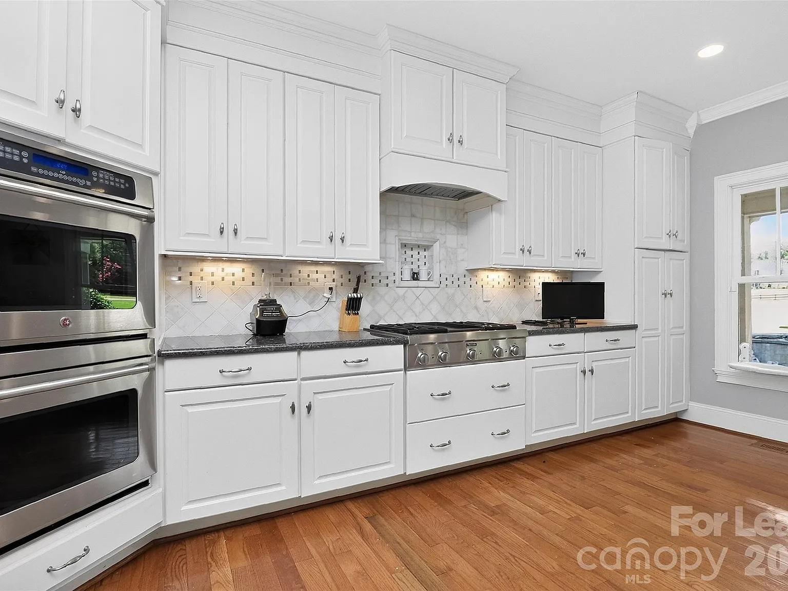 6 bed, 5.0 bath, 5068 sqft, $7,000 — Photo 4